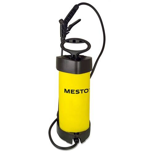 Ein gelber Drucksprüher mit schwarzem Pumpenhebel und Schlauch, Marke „Mesto