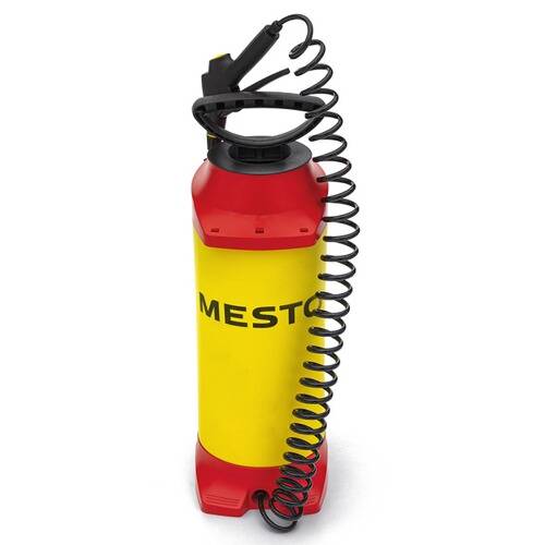 Ein tragbarer Gartensprüher in Rot und Gelb mit schwarzem Schlauch und Düse, gekennzeichnet mit „MESTO.