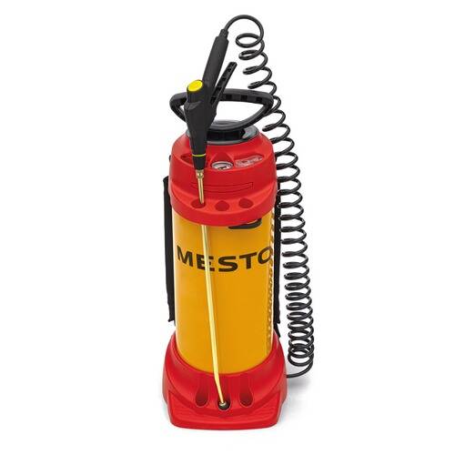 Rot-gelber Gartensprüher mit schwarzem Spiralschlauch und Düse, aufrecht stehend. Markenname auf dem Behälter sichtbar.