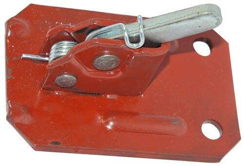 Eine Nahaufnahme eines Metallscharniermechanismus mit einer roten Basis, die eine Schraubenfeder und einen Hebel zeigt.