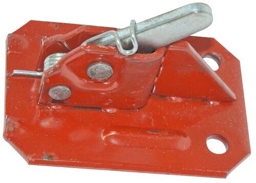 Eine Nahaufnahme eines roten Metallverriegelungsmechanismus mit einer silbernen Schließe und sichtbaren Schrauben, der zum Sichern oder Verriegeln von Paneelen oder Türen verwendet wird.