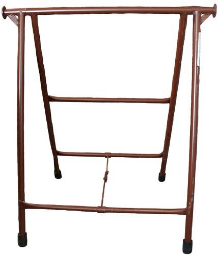 Ein brauner Klappstuhl mit einem einfachen Metallrahmen und Sitzfläche wird vor einem weißen Hintergrund gezeigt.