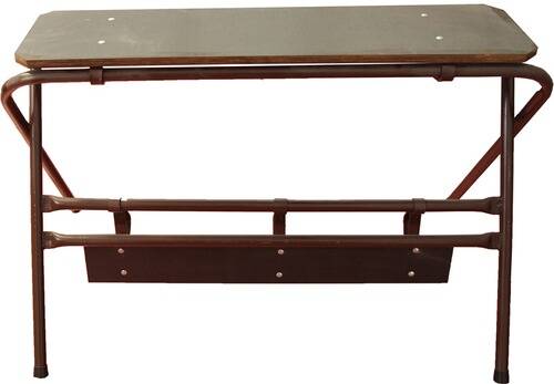 Braune Holzbank mit einfachem, rückenlehnelosem Design, bestehend aus horizontalen Latten und Metallstützen, von vorne betrachtet.