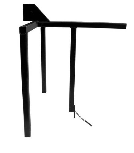 Ein schwarzer Metallständer mit drei Beinen und einer an einem Bein befestigten Kette, der zum Abstützen von Ausrüstung oder Gegenständen verwendet wird.