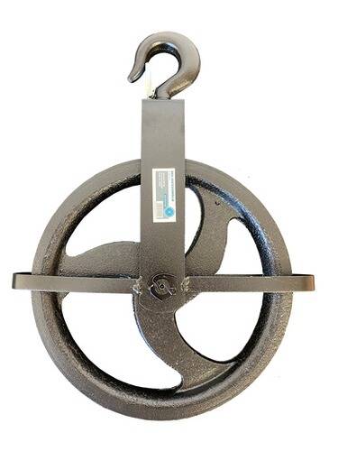 Ein Metallgewicht mit einem Haken ist an einem runden Rahmen befestigt.