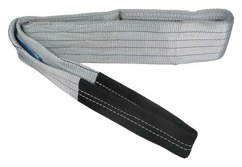 Eine Nahaufnahme eines weißen Hebeseils mit schwarzen verstärkten Schlaufen an jedem Ende, das zum sicheren Befestigen und Heben schwerer Gegenstände ausgelegt ist.