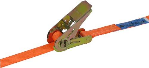 Ein oranger Ratschengurt mit metallischer Befestigung zum Sichern von Ladung.
