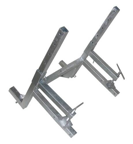 Eine Metallhalterung mit verstellbaren Armen, die zur Unterstützung oder Montage von Ausrüstungen konzipiert ist und mehrere Löcher zur Anpassung aufweist.