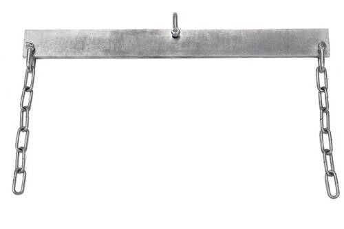 Ein horizontaler Metallbalken mit einem Haken, der in der Mitte gegen einen einfachen weißen Hintergrund hängt.