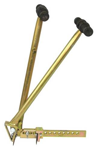 Ein goldfarbenes Handwerkzeug mit langem Griff und zwei schwarzen Gummigriffstücken an der Oberseite, wahrscheinlich zur Hebel- oder Zugbeanspruchung verwendet.