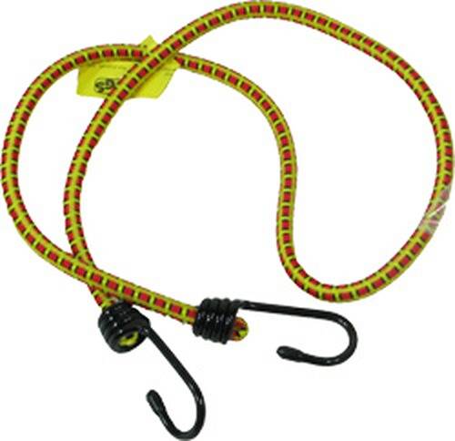 Ein gelb und rot gefärbtes Bungee-Seil mit schwarzen Metallhaken an beiden Enden ist auf weißem Hintergrund aufgerollt. Ein gelbes Etikett ist angebracht.