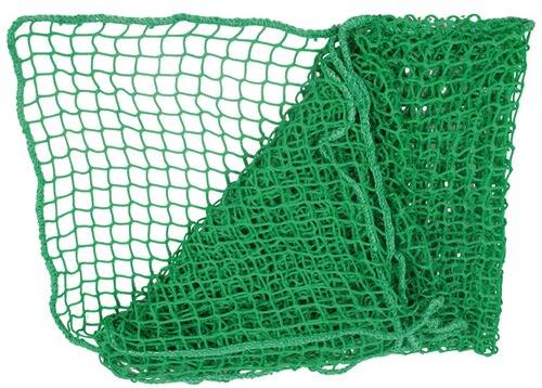 Ein grünes Maschenetz, aufgewickelt und auf sich selbst geschichtet, das geometrische Falten und Texturen erzeugt.