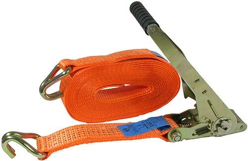 Ein orangefarbener Ratschengurt mit metallischem Ratschenmechanismus, der zum Sichern von Lasten verwendet wird. Der Gurt hat ein blaues Etikett mit Sicherheitsanweisungen.