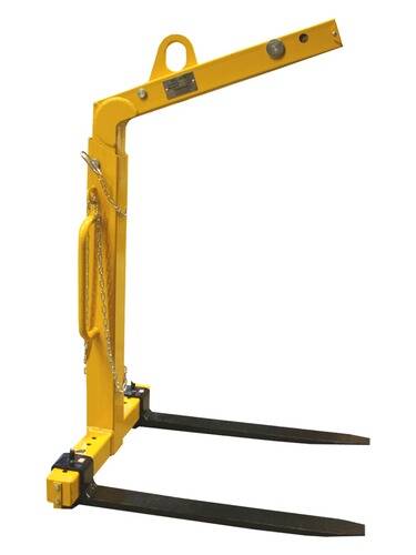 Ein rechteckiges Metallblech mit einem kreisförmigen Loch in der Mitte. Die Oberfläche hat ein rustikales, verwittertes Aussehen mit verschiedenen Grautönen.