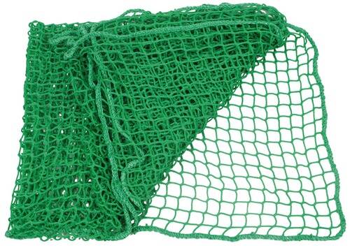 Ein grünes Fischernetz, das auf einer weißen Oberfläche gefaltet ist und sein Maschenmuster und seine Textur zur Schau stellt.