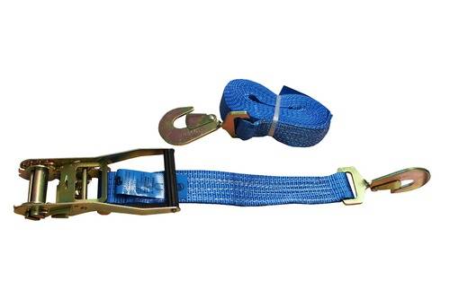 Blauer Ratschengurt mit Metallhaken und Schnalle, aufgerollt und ausgestreckt. Wird zum Sichern von Ladungen während des Transports verwendet.