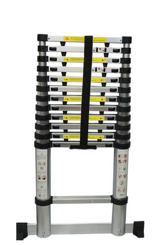 Eine Teleskopschiebe-/Stehleiter in kompakter, zusammengeklappter Position, die ihre schwarze und silberne Struktur zeigt. Sicherheitsanweisungen sind auf den Seiten aufgedruckt.