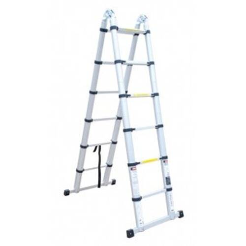 Aluminium-Teleskopleiter aufrecht stehend, teilweise ausgefahren, mit sichtbaren Sicherheitsetiketten und Verriegelungsmechanismen an den Seiten.