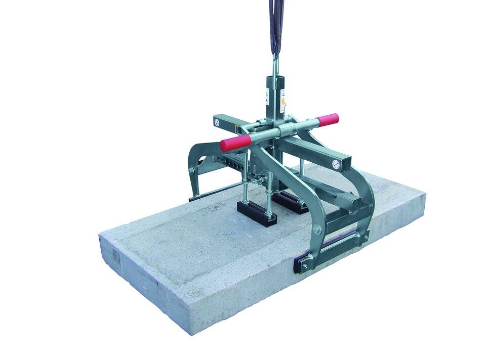 Ein mechanisches Hebezeug greift eine große Betonplatte, um seine Fähigkeit zu demonstrieren, schwere Materialien effizient und sicher zu bewältigen.