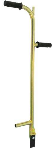 Ein glänzender goldener Metallstab mit einer strukturierten Oberfläche.