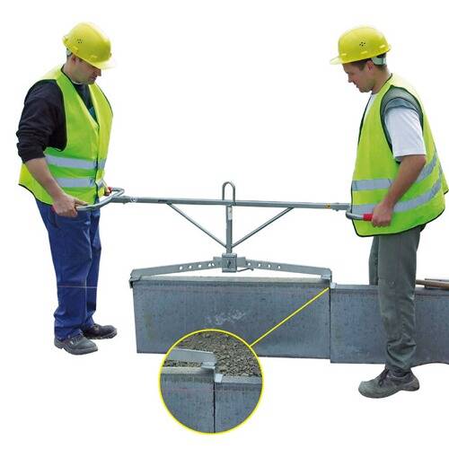 Zwei Bauarbeiter in Schutzausrüstung verwenden ein spezialisiertes Werkzeug, um Betonbarrieren präzise zu positionieren. Die vergrößerte Detailansicht zeigt die Ausrichtung der Barriere.