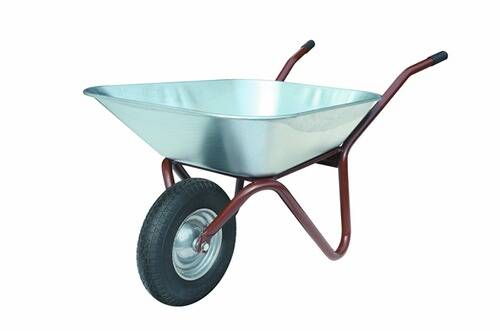 Eine silberne Schubkarre mit einem einzelnen Reifen und einem Metallrahmen, die typischerweise zum Transport von Gartenmaterialien oder Baustoffen verwendet wird.