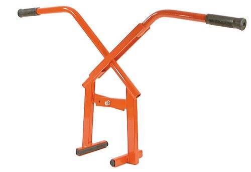 Ein rotes Holzhub-Werkzeug mit gebogenen Griffen und einem Greifmechanismus zum sicheren Heben und Bewegen von Baumstämmen.