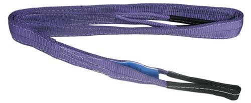 Nahaufnahme eines violetten flachen synthetischen Heberiemens mit verstärkten Enden, der zum Heben schwerer Materialien verwendet wird, mit Hervorhebung der Textur und Nähte.