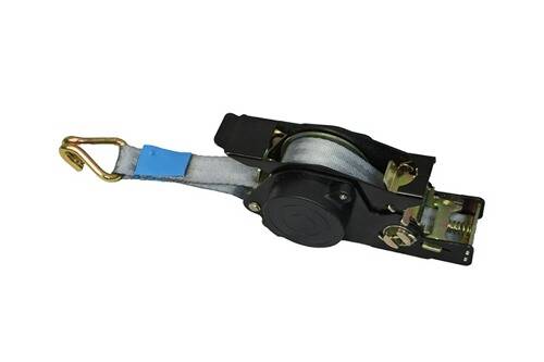 Ein einziehbarer Spannriemen mit Ratsche und Haken, der zum Sichern von Fracht verwendet wird. Der Riemen ist teilweise ausgefahren und zeigt eine blaue Markierung.