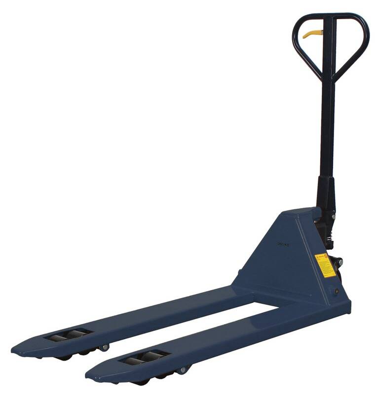Handwagen mit schwarzem Griff und blauer Basis, wird zum Heben und Bewegen von Paletten in Lagerhallen oder Lagerfacilities verwendet.