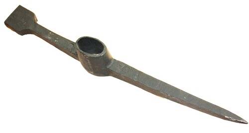 Eisenpickel-Werkzeug mit Holzgriffschaft, ausgestattet mit einem horizontalen Doppelkopf: eine Seite eine Spitzhacke, die andere eine flache Klinge.