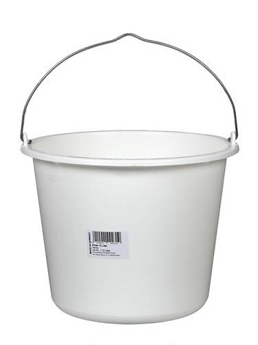 Ein einfacher weißer Eimer mit metallischem Griff, gezeigt vor einem weißen Hintergrund. Ein Barcode-Etikett ist an der Seite des Eimers angebracht.