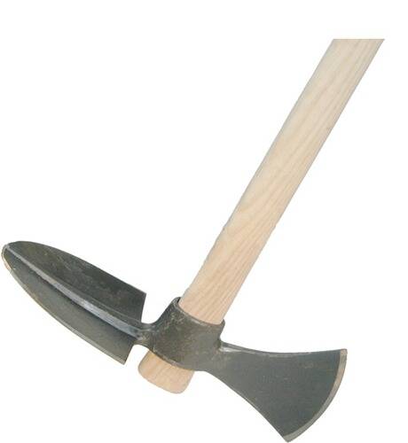Spitzhacke mit Holzstiel und doppelten Metallköpfen, verwendet zum Aufbrechen von Erde und Steinen.
