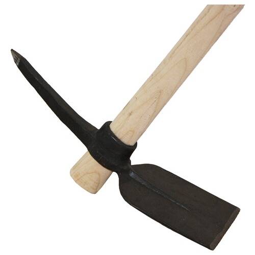 Eine Spitzhacke mit hölzernem Griff und einem doppelköpfigen Kopf bestehend aus einer Spitzklinge und einer Hackkante, verwendet zum Graben und Hacken im Garten- oder Landwirtschaftswesen.