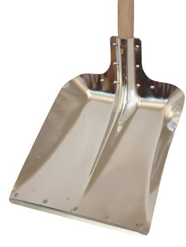 Eine Metallschaufel mit rechteckiger Schaufelblatt und Holzgriff, die zum Schaufeln oder Bewegen von Materialien wie Schnee oder Erde konzipiert ist.