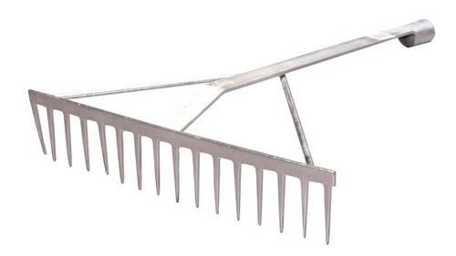 Ein Metallrechen mit langem Stiel und scharfen Zinken, verwendet zum Gärtnern oder zur Hofverwaltung.