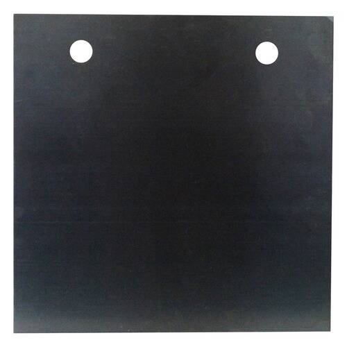 Ein quadratisches schwarzes Metallblech mit zwei runden Löchern an den oberen Ecken.