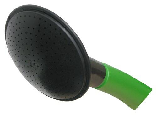 Eine schwarze Gießkannendüse mit Rosette, die an einem grünen Griff angebracht ist und zur sanften Bewässerung von Pflanzen verwendet wird.