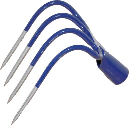 Ein blauer vierzackiger Gartenkultivator mit Griff, zum Umgraben von Erde und Unkrautbekämpfung in Gärten oder Topfpflanzen konzipiert.