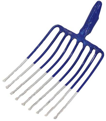 Ein blauer Gartenhaken mit neun Metallzinken, gewinkelt zum Auflockern von Erde oder zum Entfernen von Verschmutzungen bei Gartenarbeiten.