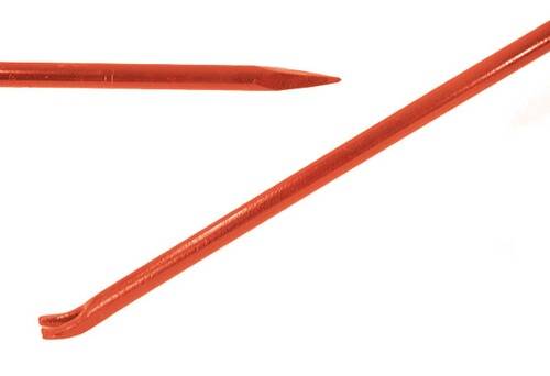 Zwei rote Holzspieße mit scharfen, spitzen Enden, die in einem Winkel zueinander geneigt sind, vor einem weißen Hintergrund.