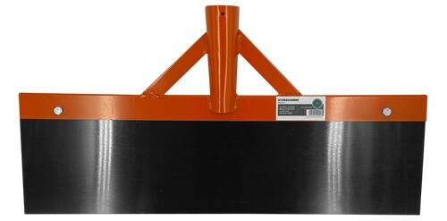 Ein Metalllandschaftsrechen mit orangefarbenem Rahmen und rechteckiger schwarzer Klinge, der zum Ebnen des Bodens entwickelt wurde, gezeigt vor einem einfachen Hintergrund.