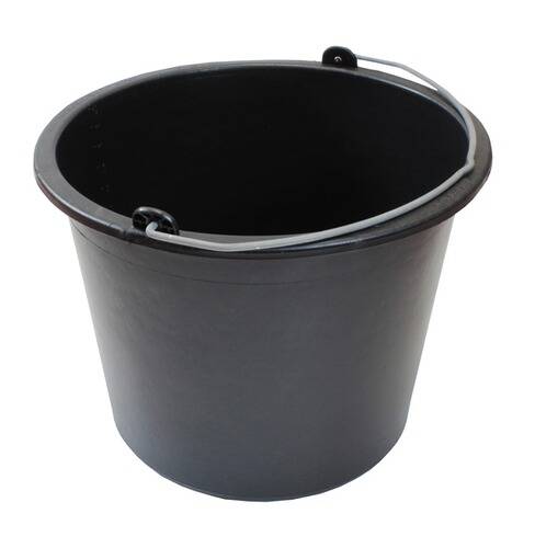 Ein schwarzer Kunststoffeimer mit einem Metallgriff, aufrecht positioniert.