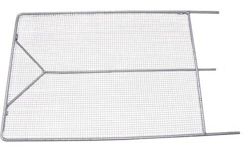 Großes Drahtkühlgitter mit einem Gittermuster, speziell für Backzwecke konzipiert, das die Luftzirkulation um gebackene Gegenstände unterstützt, um eine gleichmäßige Abkühlung zu ermöglichen.