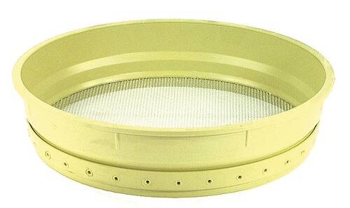 Ein rundes, beiges Sieb mit feinem Maschengewebe am Boden, das zum Sieben von Mehl oder anderen trockenen Zutaten verwendet wird.
