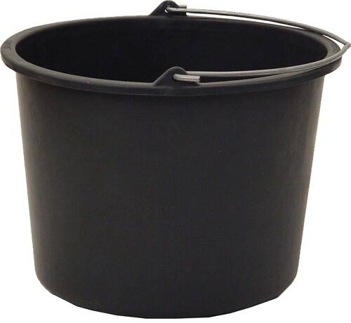 Ein schwarzer Kunststoffeimer mit metallischem Griff, leer und vor einem einfachen Hintergrund platziert.