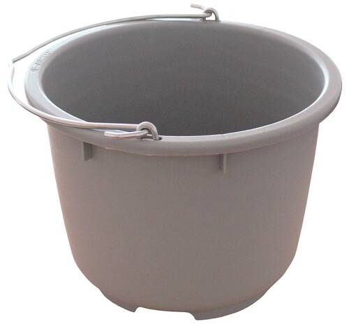 Ein grauer Kunststoffeimer mit metallischem Griff, von oben und von der Seite betrachtet, vor einem neutralen Hintergrund.