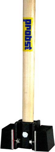 Ein Holzbaseballschläger, der aufrecht steht, mit einem gelb-blauen Logo in der Nähe der Oberseite.