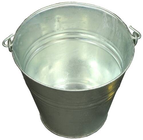 Ein einfacher Metalleneimer mit glänzender Oberfläche und zwei Seitengriffen, typischerweise zum Transportieren von Wasser oder anderen Flüssigkeiten verwendet.