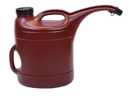 Eine braune Kunststoffgießkanne mit langem Ausguss und schwarzem Deckel, entwickelt zum Gießen von Pflanzen.